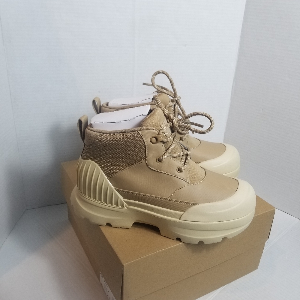 NWT UGG WOMEN'S CHUNKY SOLE WATERPROOF BOOTS SIZE 7